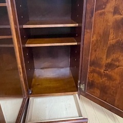 ガラス扉付きサイドボードの画像