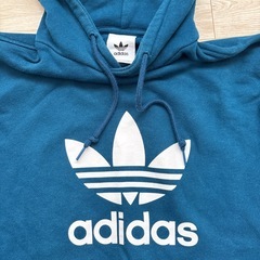 レディース　adidasパーカーの画像