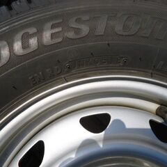 スタッドレスタイヤ　マルチホィール１６５Ｒ１３LTお話し中の画像