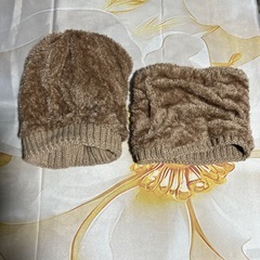 ベージュ ニットビーニー スヌードセットの画像