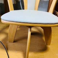 テーブルと椅子一脚の画像