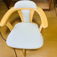 テーブルと椅子一脚の画像