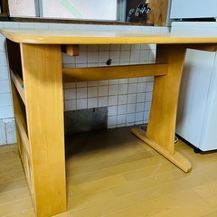 テーブルと椅子一脚の画像