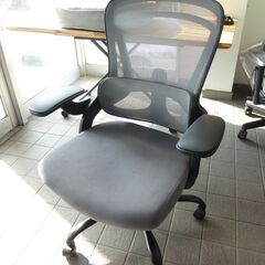 M　未使用/新品　訳あり特価　オフィスチェア 独立式 ランバーサポート メッシュ 昇降式 アームレスト ロータリーアーム ロッキング の画像
