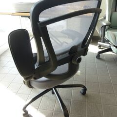 M　未使用/新品　訳あり特価　オフィスチェア 独立式 ランバーサポート メッシュ 昇降式 アームレスト ロータリーアーム ロッキング の画像