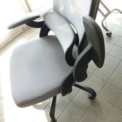 M　未使用/新品　訳あり特価　オフィスチェア 独立式 ランバーサポート メッシュ 昇降式 アームレスト ロータリーアーム ロッキング の画像