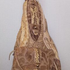 ヘビ、牛皮でできたバッグの画像