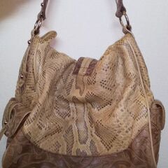 ヘビ、牛皮でできたバッグの画像
