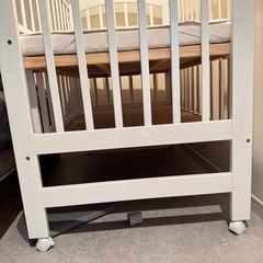 マットレス付き カトージ ハイシートベビーベッド ホワイトの画像