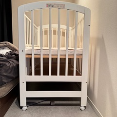 マットレス付き カトージ ハイシートベビーベッド ホワイトの画像