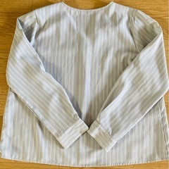 Vネック　ブラウスの画像