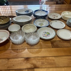 多種類のお皿セットの画像