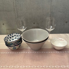 お皿とワイングラスセットの画像