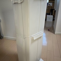 空気清浄機、ゴミ箱、テーブルの画像