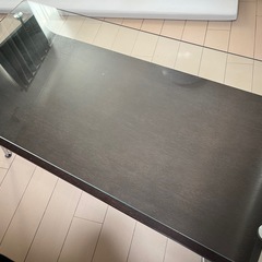 空気清浄機、ゴミ箱、テーブルの画像