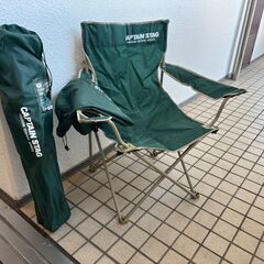 キャンピングチェア２脚とバーベキューセットの画像