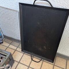 キャンピングチェア２脚とバーベキューセットの画像