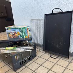 キャンピングチェア２脚とバーベキューセットの画像