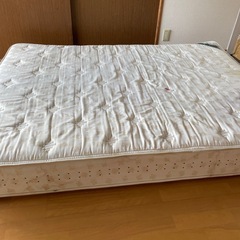 クイーン　ベッドの画像