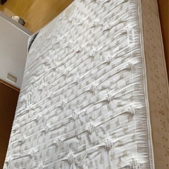 クイーン　ベッドの画像