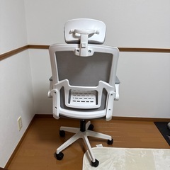 【美品】オフィスチェア　椅子　メッシュ・跳ね上げ式アームレスト・ヘッドレスト付きの画像