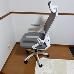 【美品】オフィスチェア　椅子　メッシュ・跳ね上げ式アームレスト・ヘッドレスト付きの画像