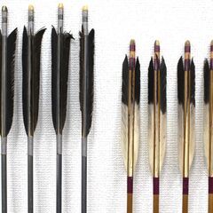 ≪ZS734ジ≫竹矢まとめ/セット ケース付き/矢筒付 無銘 弓道具/矢羽/弓矢 全長約96cm～101cm HD 78S 1913 ジュラルミン？ 武具 現状品の画像