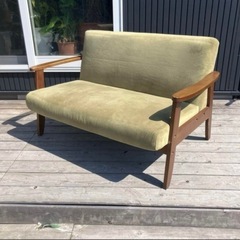 北欧レトロ 木製フレーム 二人掛けモケットソファー アームチェア モスグリーンの画像