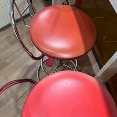 赤い丸いすの画像