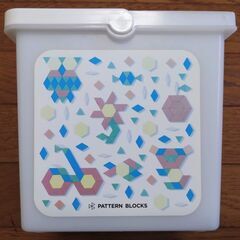 パターンブロック 木のおもちゃ 250ピース 取っ手付きキューブケース入りの画像