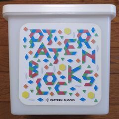 パターンブロック 木のおもちゃ 250ピース 取っ手付きキューブケース入りの画像