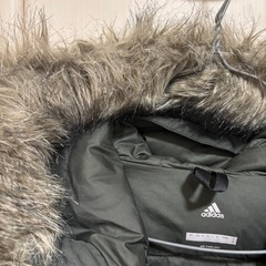 adidas メンズ中綿コート　カーキの画像