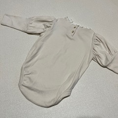 MONBEBE フリル付きロンパースの画像