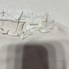 MONBEBE フリル付きロンパースの画像