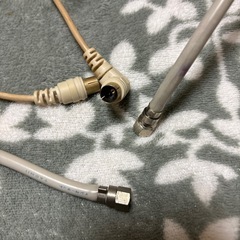 テレビのアンテナコード2本の画像
