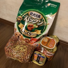 ドッグフードとおやつの画像