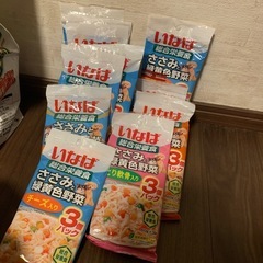 ドッグフードとおやつの画像