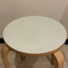 [ニトリ]円形ホワイト木製スツールの画像