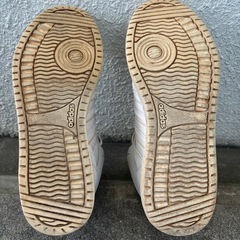 adidas ハイカットシューズの画像