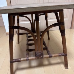 木製のテーブルの画像