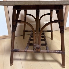 木製のテーブルの画像