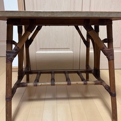 木製のテーブルの画像