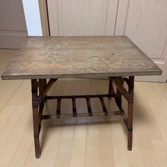 木製のテーブルの画像