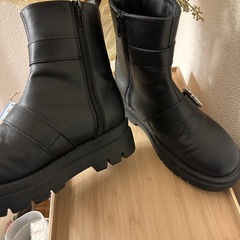黒い合皮ブーツの画像