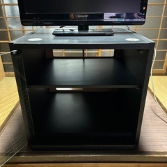 テレビ22インチとテレビ台の画像