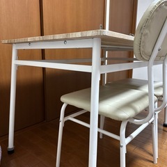 ダイニングテーブル 椅子2個の画像