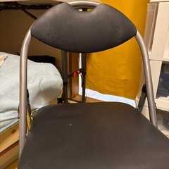 折り畳みの椅子　一脚の画像