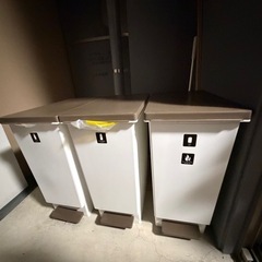  【Amazon.co.jp限定】 新輝合成 トンボ ネオカラー ゴミ箱 軽いペダルでサッと開く スリム 45リットル 3個セット ブラウン 幅26.5×奥行45.5×高さ55.5cm 分別 蓋付き 日本製の画像