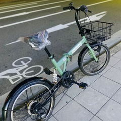 20インチ 折りたたみ自転車。6段変速付き。サスペンション付きなので、お尻に優しいです。人気のオリーブグリーン。防犯登録込みなので、そのまま加入して乗ることができるので手間要らずですの画像