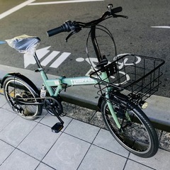 20インチ 折りたたみ自転車。6段変速付き。サスペンション付きなので、お尻に優しいです。人気のオリーブグリーン。防犯登録込みなので、そのまま加入して乗ることができるので手間要らずですの画像